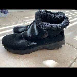 Skechers Women’s On-The-Go Joy-Bundle Up Chukka Boot.  Size 8.5